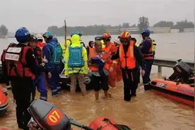 直击河南卫辉防汛现场：救援人员超负荷工作，困得晚上倒地就睡视频封面