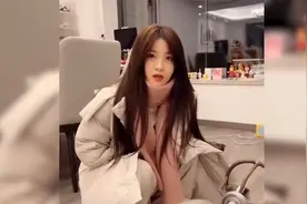 爆笑：大夏天的女友还穿这么多衣服，一定是身体太虚了视频封面