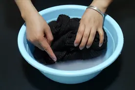 毛衣褪色别乱洗，教你一个土办法，再也不怕毛衣褪色变形视频封面