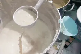 豆汁焦圈烧饼堪称京城一绝，老北京喝豆汁还有讲究，使碗转着边喝视频封面