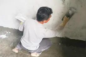 工地新来的水泥工师傅，一天工资要350，老板让他做个批墙看看视频封面