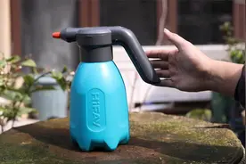 养花用什么高端喷水壶？园艺师教你，用电动喷水壶，容量大更省力