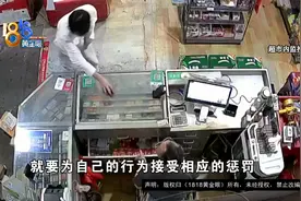 【1818黄金眼】问完香烟价格，小伙拿了撒腿就跑视频封面