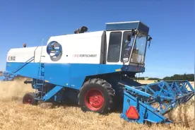 40年机龄的E512联合收割机还能收割小麦视频封面