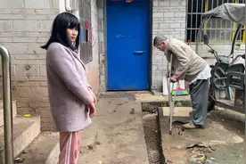 要是家里有个男人，父女俩都不用那么辛苦！视频封面
