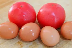 西红柿这样吃才过瘾，加上4个鸡蛋，放进锅里煮一煮，味道杠杠的视频封面