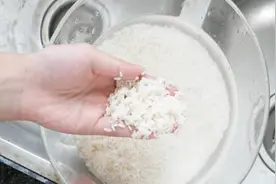 煮米饭时大米应该淘洗几遍呢？很多人做错了，难怪煮的米饭不好吃