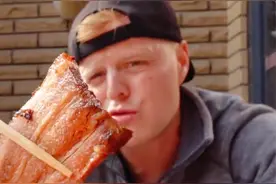 老外和大叔朋友的路边聚餐，猪头肉配小烧，对路子！视频封面