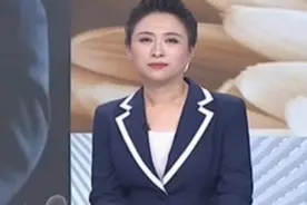 男子手指骨折，竟还开车醉驾上路，被交警依法处罚丨生活这一刻视频封面