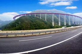四川螺旋式跨山式高速大桥 ，过桥如坐过山车 ，可预防九级地震