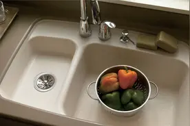 水槽下方空间如何利用？日本主妇只做了这件事，瞬间大了好几倍！视频封面