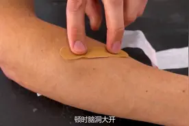老外突发奇想，自制世界上最大的创可贴，哪里受伤贴哪里视频封面