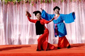 黄梅戏《夫妻观灯》姐姐女扮男装韵味十足，经典唱腔演技十分精彩视频封面