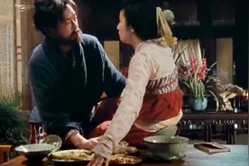 男子寻求刺激，直接抱老婆上餐桌，老婆百般不情愿要回房间视频封面