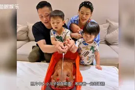 胡杏儿庆三胎儿子满月，一家五口合照太温馨，婚后成老公小迷妹视频封面