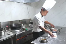 “白灼虾”千万别直接下锅煮，大厨教几个技巧，做出来Q弹无腥味