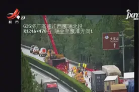 济广高速抚州段：雨天超车操作不当 满车豆奶翻一路视频封面