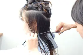 越来越多女生都不爱留长发，剪成不用烫染都很美的短发更受欢迎视频封面