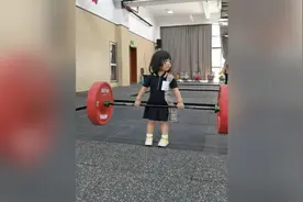 杭州萌娃随意抓起二十多斤杠铃，一旁教练被吓到连问真的假的视频封面