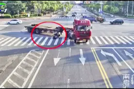 卡车转弯进盲区，电动车大爷瞬间被碾压车下，现场车毁人近亡视频封面