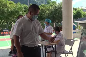 出席政协凌云县第十届委员会第一次会议各界别政协委员向大会报到视频封面