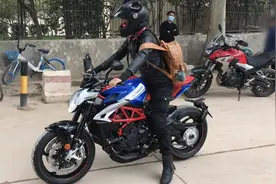全国仅5台 限量款奥古斯塔Brutale 800RR摩托车 西安美女骑士分享视频封面
