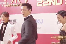 胡歌桂纶镁万茜红毯“玩嗨”了！上海电影节红毯大跳齐舞，太帅了视频封面