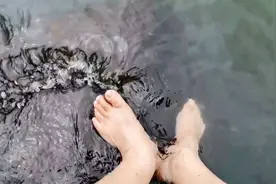 光着脚丫泡海水，听说能香港脚，穿鞋着袜多了会惹真菌，不妨一试
