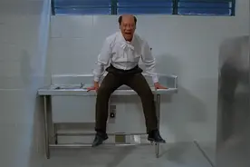 力王踢了一脚男子，不料男子竟然直接变身