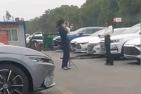 试驾汉EV遇比亚迪小姐姐跳舞，大众女销售举低俗牌，内卷太严重了视频封面