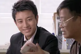 母爱：儿子帮老板收购母亲的菜市场，不料被母亲知道，追着打儿子视频封面