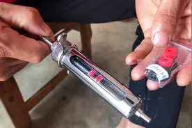给猪打疫苗消炎针，自己搞定，小伙网购高级注射器，这种超赖用视频封面