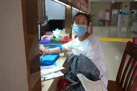 小妹儿去医院做糖耐，听医生说要抽三次血，还要喝一大杯糖水视频封面