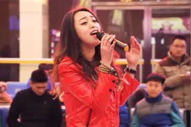 春运返城，火车站女孩突然唱响老歌《祝你平安》感动打工人，暖心视频封面