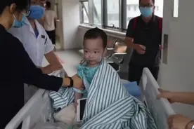 孩子迎来改变命运手术，进入手术室流下眼泪，让人心疼不已视频封面