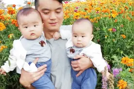 双胞胎萌娃喜欢玩盖被子游戏，开心的都忘记了感冒！