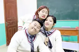 短剧：三个学生玩跳一跳，学霸玩的太菜了非说手机有毛病，太逗了