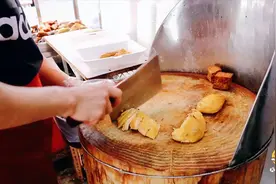 香港师父斩卤水鹅脖，斩得非常有讲究，把淋巴肉去掉吃得更健康