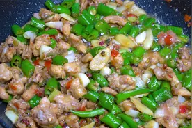 夏天的辣椒加半只兔，大厨教你做特色青椒干煸兔，香辣入味又下饭