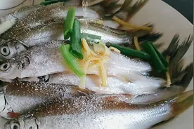 野生小河鱼非常好吃的家常做法，肉质细嫩，营养美味鲜的掉眉毛视频封面