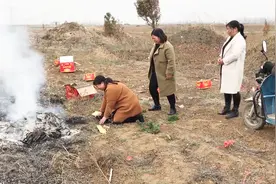 农村女儿为父亲10周年上坟，她们是怎么祭拜的？让人看了心酸