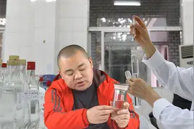 2000一瓶的飞天茅台酒居然也是勾兑的，你相信吗？你还敢喝吗？视频封面