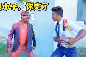 同学上课路上惹麻烦，被眼睛大叔追着打，可这个大叔也太蠢了视频封面