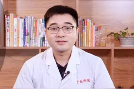 头皮上长疙瘩，是毛囊炎！平时注意2件事，杀菌消炎好得快视频封面