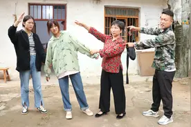 丈夫出差临走妻子一直掐他，丈夫感觉不对劲返回，到家怒了视频封面