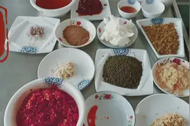 重庆特色小吃酸辣粉底料炒制，做成预包装食品对外销售，供不应求