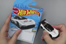 试玩风火轮阿斯顿马丁火神跑车，你知道这辆车全球一共几辆吗？视频封面