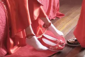 小伙娶媳妇碰上难题，新娘脚被锁链锁住，钥匙竟藏在冰块里！视频封面
