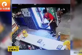 男孩奔跑时与店员迎面相撞，火锅汤水酒了一身 网友：谁的责任？视频封面