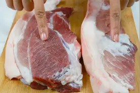 买猪肉时，到底“浅色”还是“深色”好？肉贩子：看完再买不吃亏视频封面